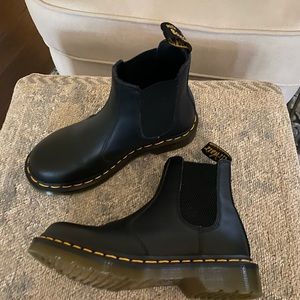 CHELSEA BOOTS